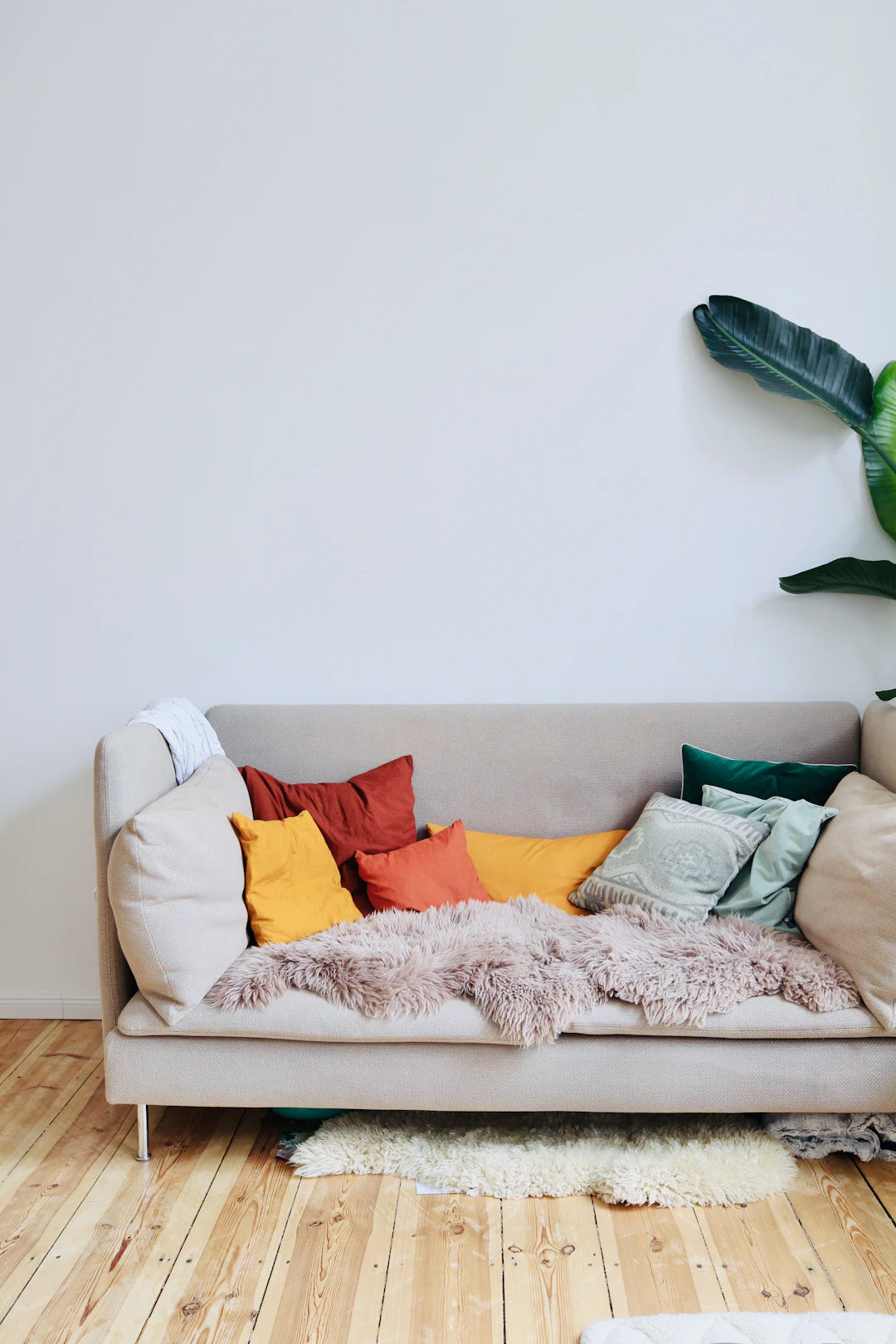 How to Effectively Decorate Around Your Sofa Bed
